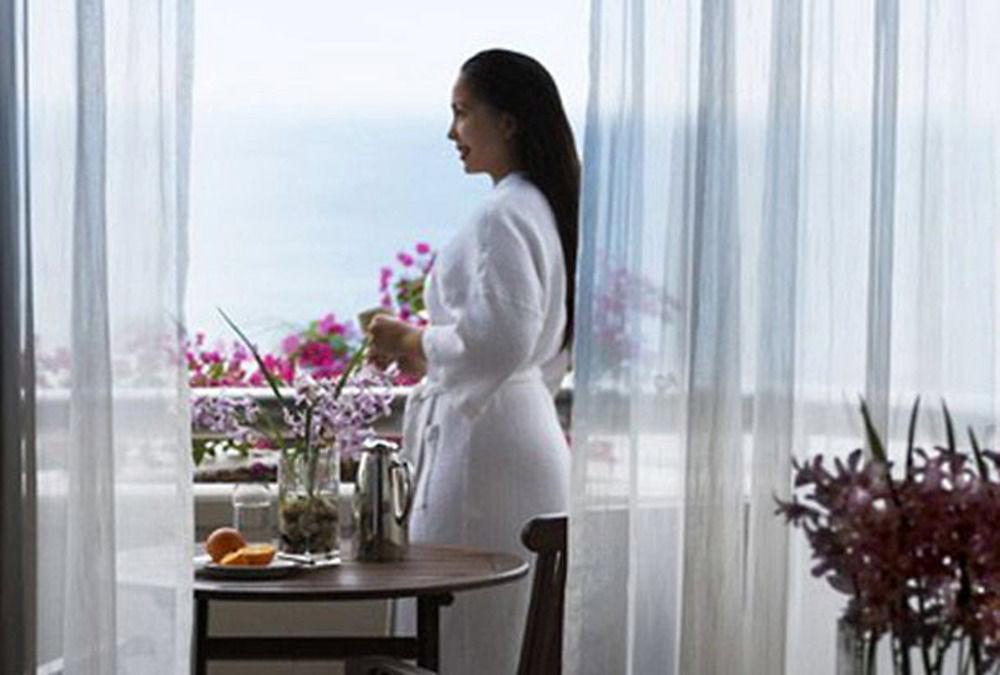 Miri Marriott Resort & Spa Habitación foto A woman wearing a bathrobe