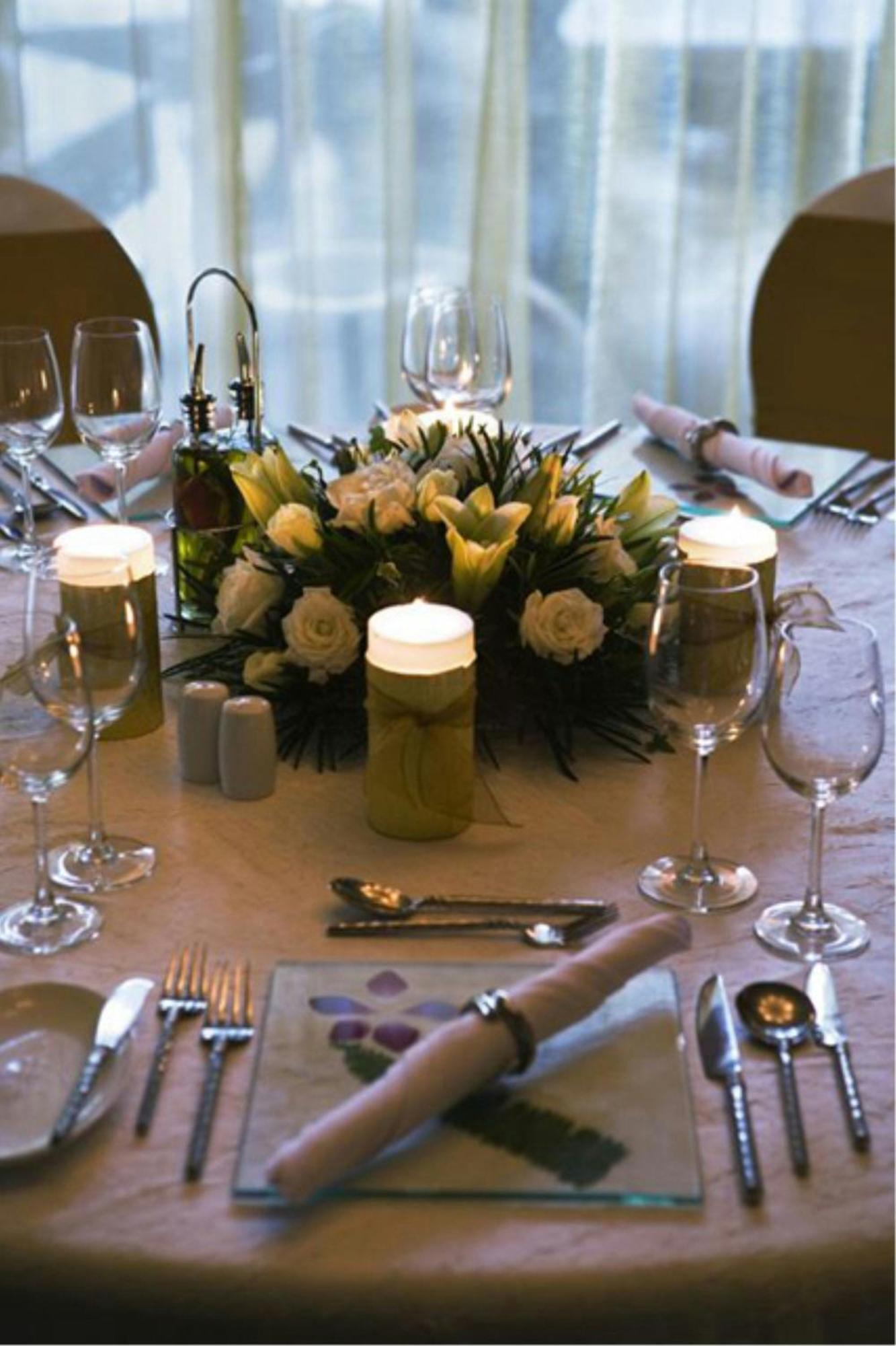 Miri Marriott Resort & Spa Restaurante foto A table set for a formal dinner